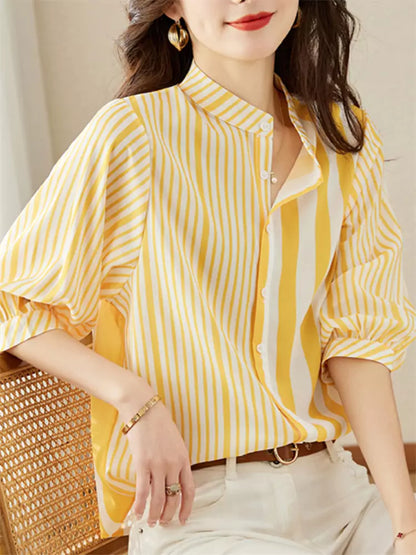 Schicke, locker sitzende Damenbluse mit 3/4-Ärmeln, Knopfleiste und Streifenmuster