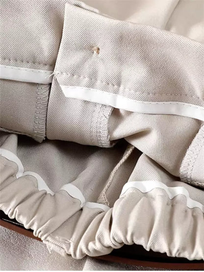 Klassischer Damen-Herbstanzug: Plissierter Midirock mit hohem Bund