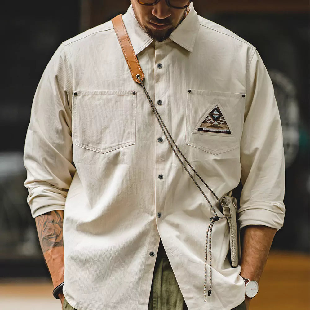 Camisa vintage de algodón blanco roto con patchwork de tótem nativo americano