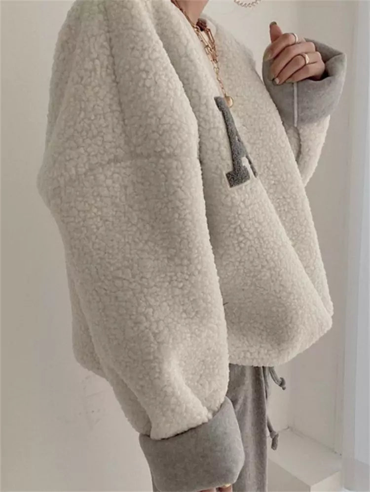 Gemütliches Oversize-Sweatshirt aus Wolle mit besticktem Buchstaben