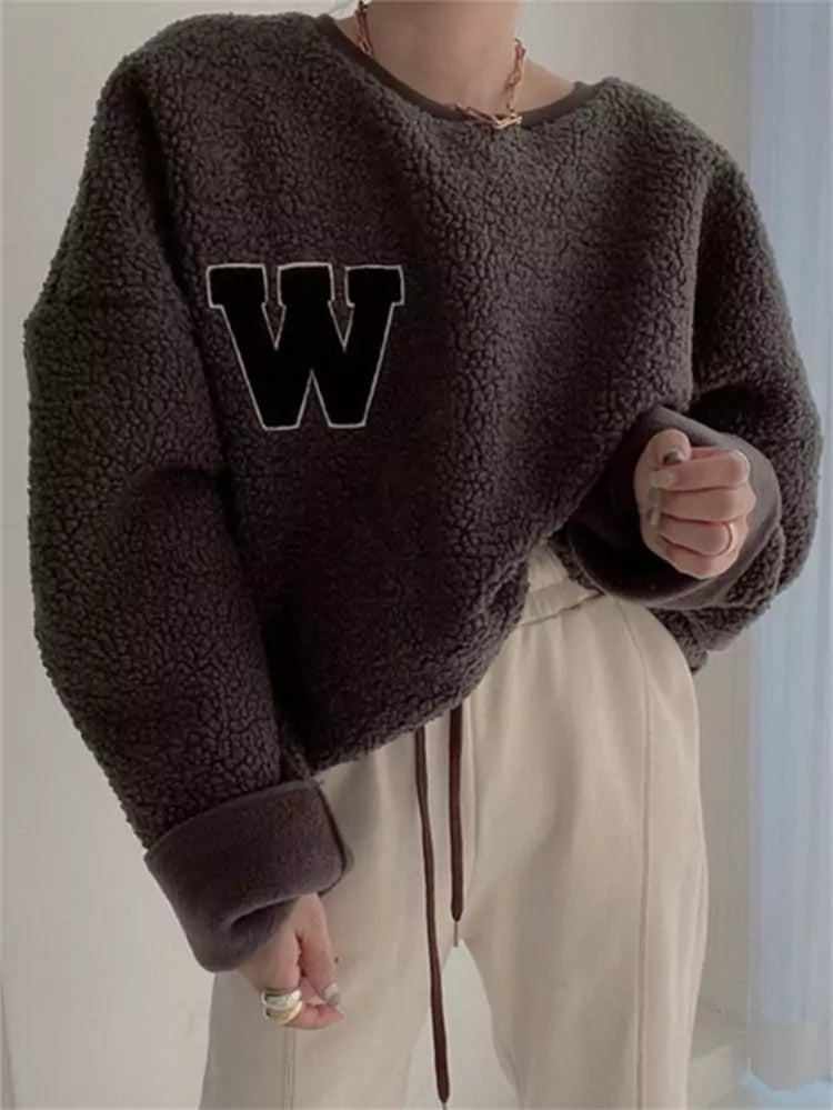Gemütliches Oversize-Sweatshirt aus Wolle mit besticktem Buchstaben