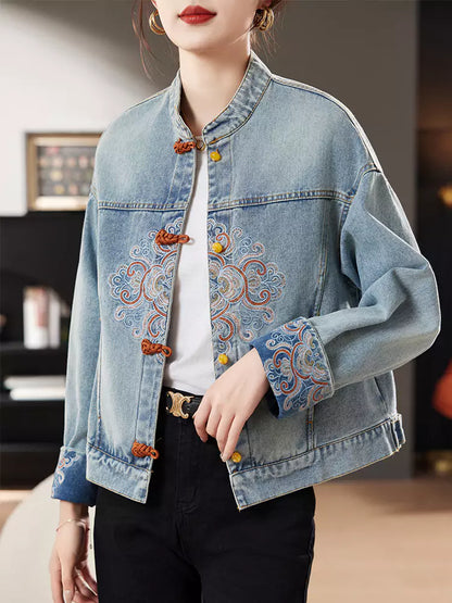 Kurze Jeansjacke mit chinesischen Verzierungen
