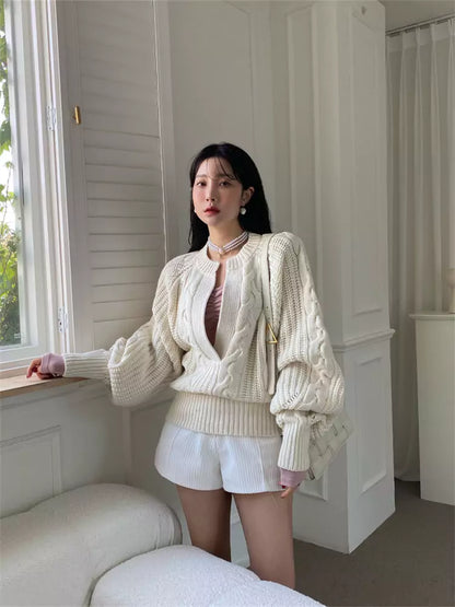 Suéter extragrande de punto trenzado con cuello distintivo