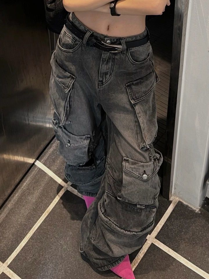 Schwarze Baggy-Cargo-Jeans mit vielen Taschen im Used-Look