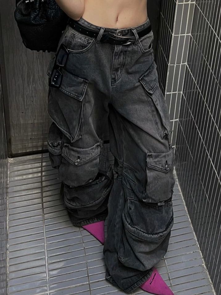 Schwarze Baggy-Cargo-Jeans mit vielen Taschen im Used-Look