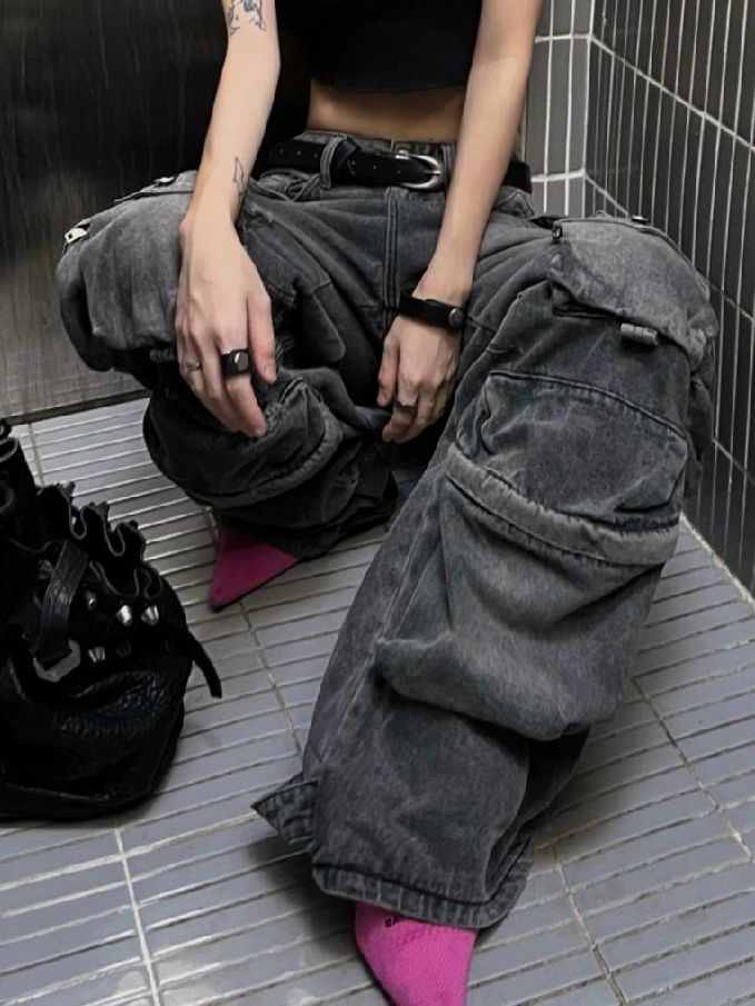 Schwarze Baggy-Cargo-Jeans mit vielen Taschen im Used-Look