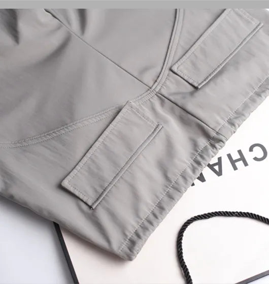 Cargohose mit weitem Bein und großem Bein, großen Taschen und Kordelzug