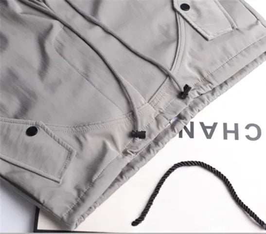 Cargohose mit weitem Bein und großem Bein, großen Taschen und Kordelzug