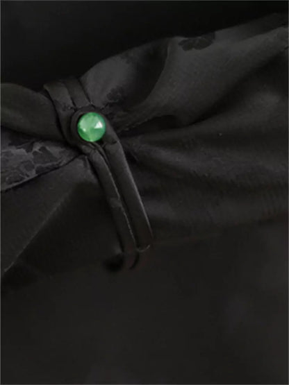 Elegantes, langärmeliges Hemd im chinesischen Jacquard-Stil mit drapierten Schultern.