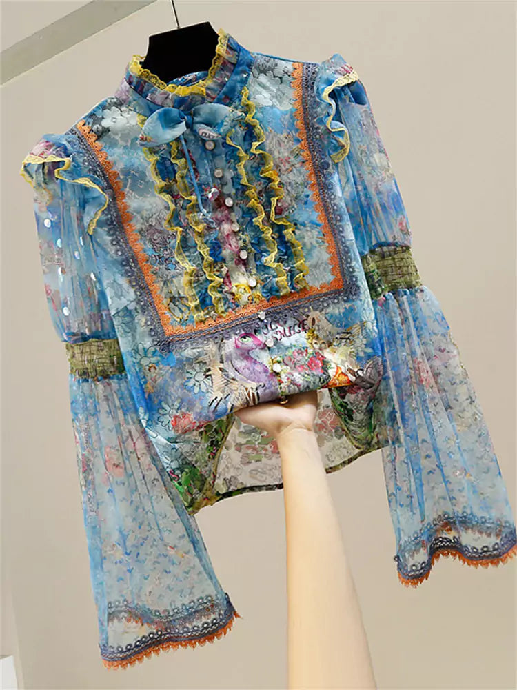 Elegante blusa estilo cortesano con estampado floral y detalle de lazo con ribete de volantes