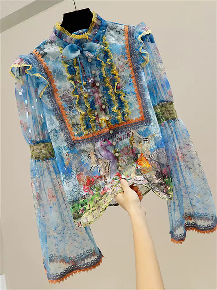 Elegante blusa estilo cortesano con estampado floral y detalle de lazo con ribete de volantes