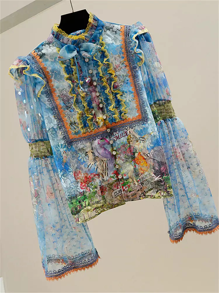 Elegante blusa estilo cortesano con estampado floral y detalle de lazo con ribete de volantes