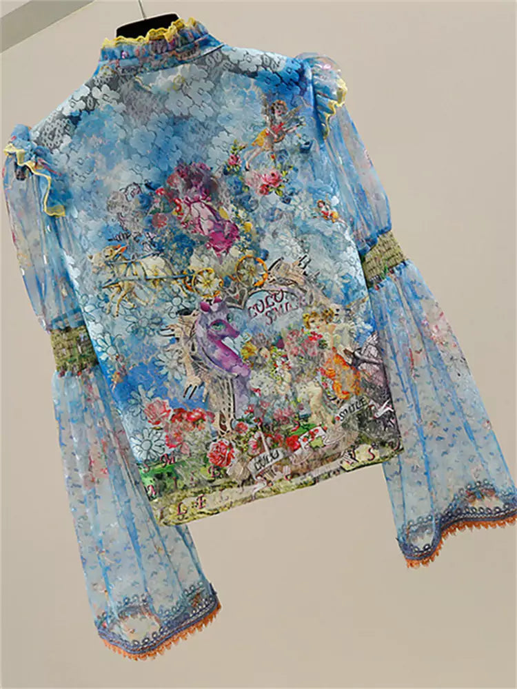 Elegante blusa estilo cortesano con estampado floral y detalle de lazo con ribete de volantes