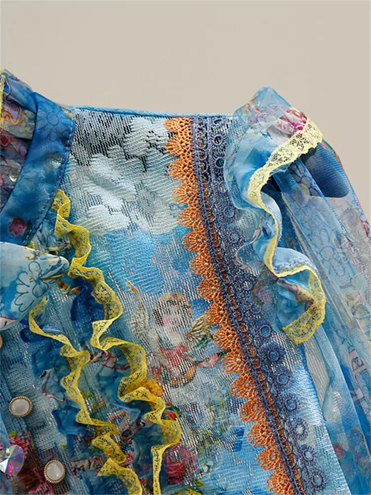 Elegante blusa estilo cortesano con estampado floral y detalle de lazo con ribete de volantes