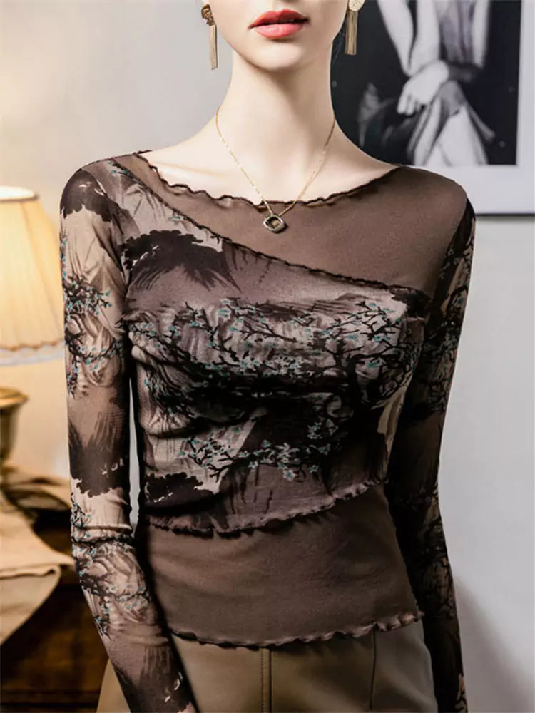 Elegante top de malla transparente con mangas largas y estampado de tinta china