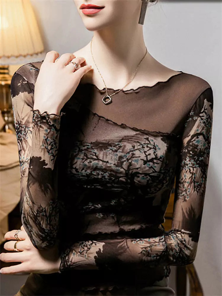 Elegante top de malla transparente con mangas largas y estampado de tinta china