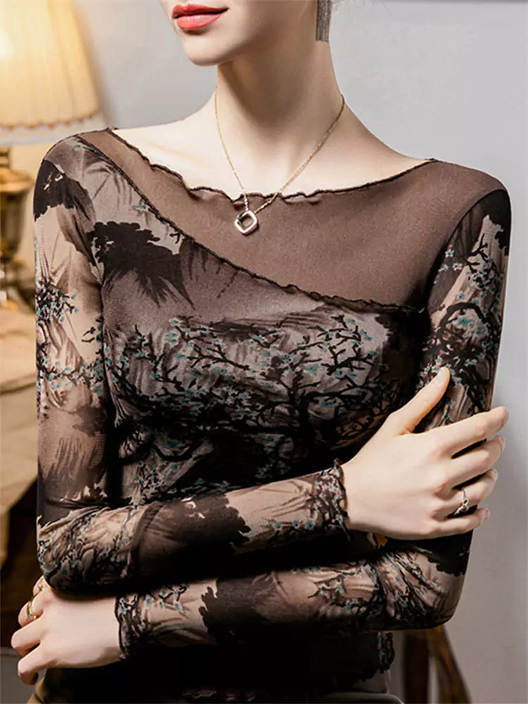 Elegante top de malla transparente con mangas largas y estampado de tinta china