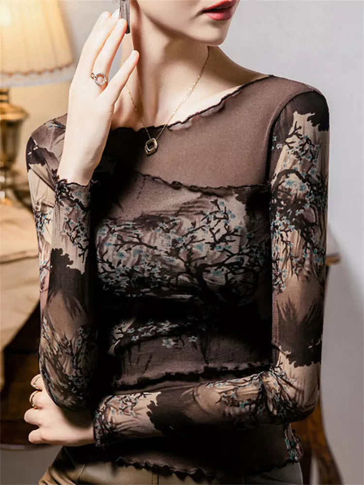 Elegante top de malla transparente con mangas largas y estampado de tinta china