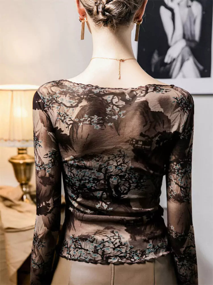 Elegante top de malla transparente con mangas largas y estampado de tinta china