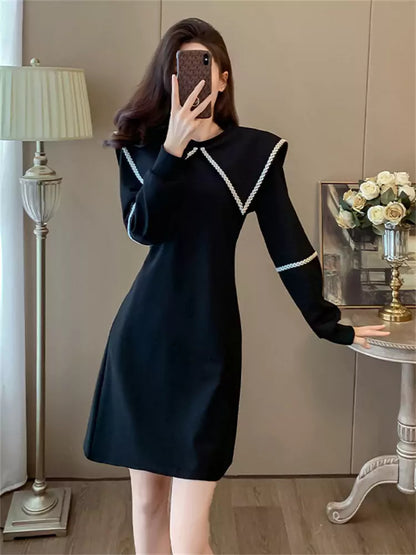 Elegantes schwarzes Vintage-Minikleid mit großem Kragen und taillierter Silhouette, lange Ärmel für Damen
