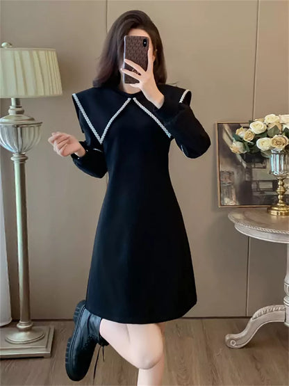 Elegantes schwarzes Vintage-Minikleid mit großem Kragen und taillierter Silhouette, lange Ärmel für Damen