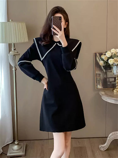 Elegantes schwarzes Vintage-Minikleid mit großem Kragen und taillierter Silhouette, lange Ärmel für Damen