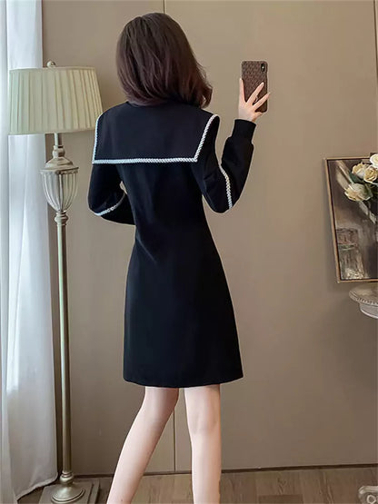 Elegantes schwarzes Vintage-Minikleid mit großem Kragen und taillierter Silhouette, lange Ärmel für Damen