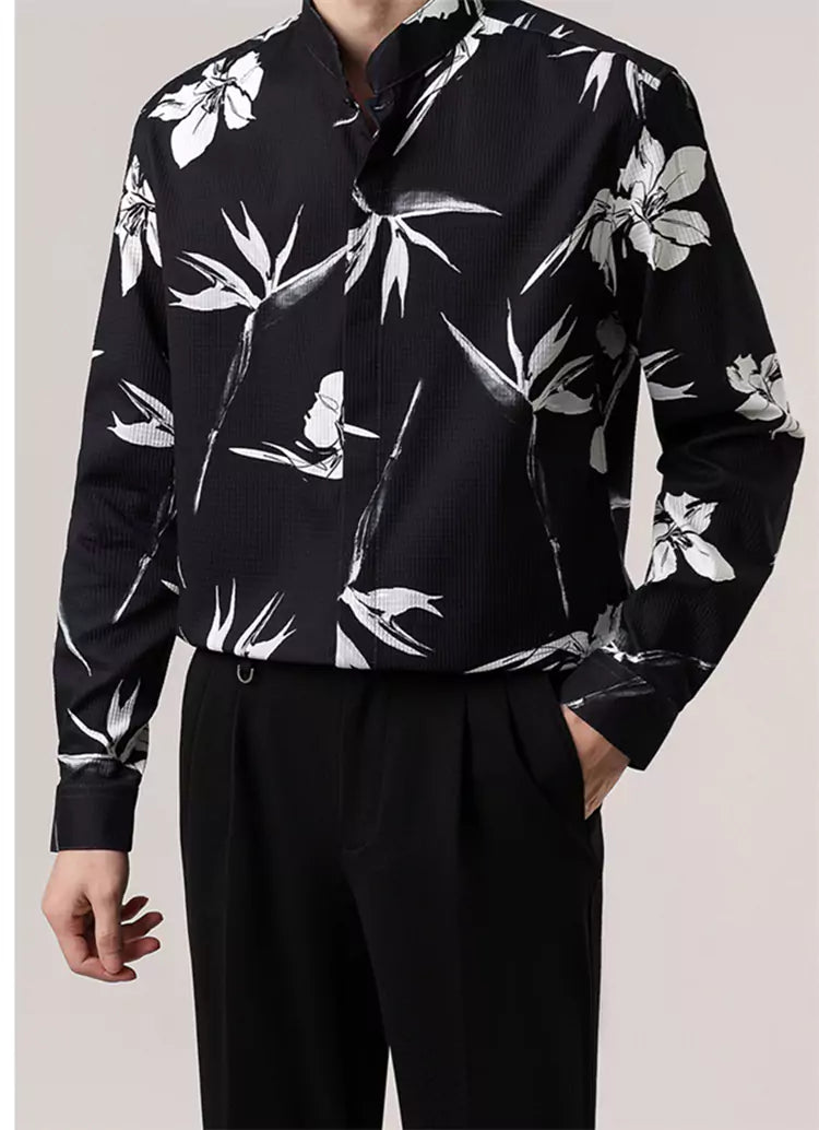 Camisa holgada con cuello alto y estampado floral