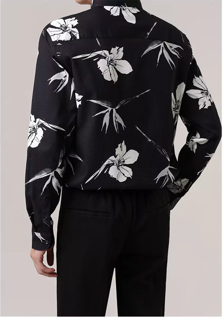 Camisa holgada con cuello alto y estampado floral