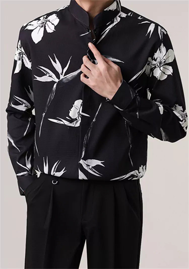 Camisa holgada con cuello alto y estampado floral