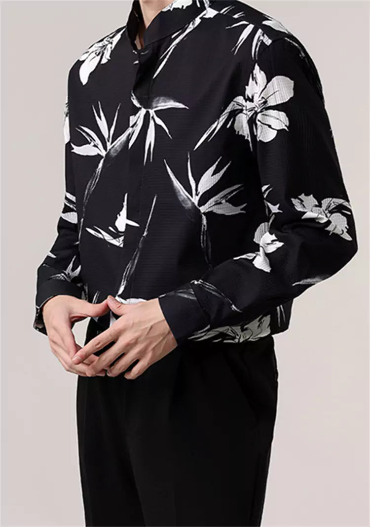 Camisa holgada con cuello alto y estampado floral