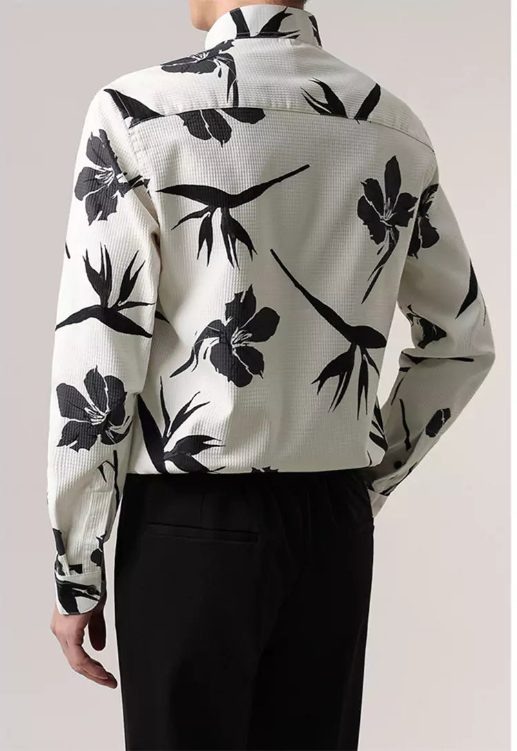 Camisa holgada con cuello alto y estampado floral