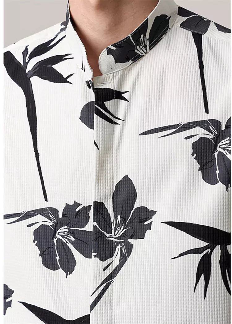Camisa holgada con cuello alto y estampado floral