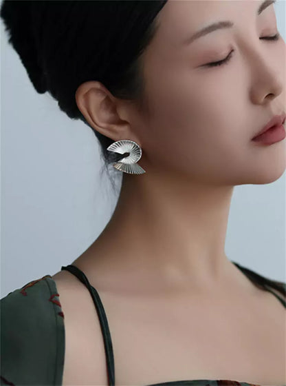 Einzigartige Statement-Ohrstecker aus französischem Origami-Silber