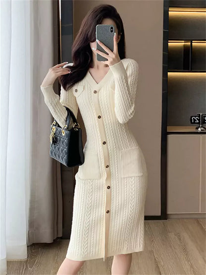 Elegantes, figurbetontes Strickkleid in Burgunderrot im französischen Vintage-Stil