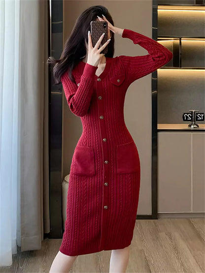 Elegantes, figurbetontes Strickkleid in Burgunderrot im französischen Vintage-Stil