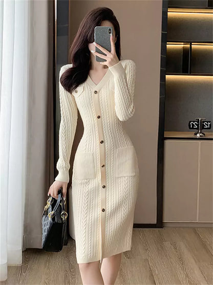 Elegantes, figurbetontes Strickkleid in Burgunderrot im französischen Vintage-Stil