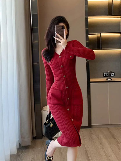 Elegantes, figurbetontes Strickkleid in Burgunderrot im französischen Vintage-Stil