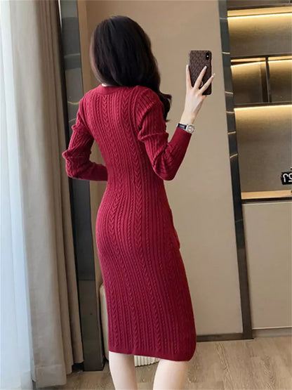 Elegantes, figurbetontes Strickkleid in Burgunderrot im französischen Vintage-Stil