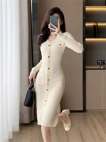 Elegantes, figurbetontes Strickkleid in Burgunderrot im französischen Vintage-Stil