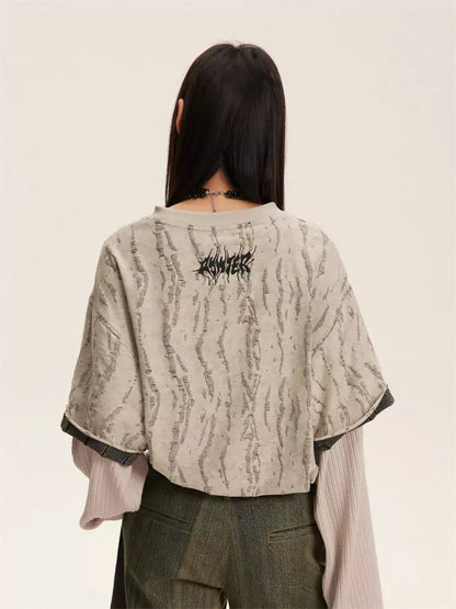 Gothic-Sweatshirt mit gestickten Buchstaben in Zweiteiler-Optik und Rundhalsausschnitt