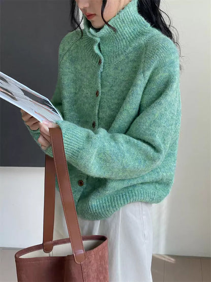 Cárdigan verde con cuello alto, acogedor y elegante