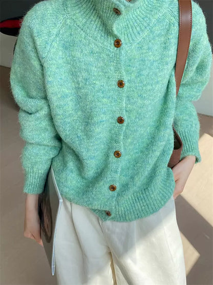 Cárdigan verde con cuello alto, acogedor y elegante