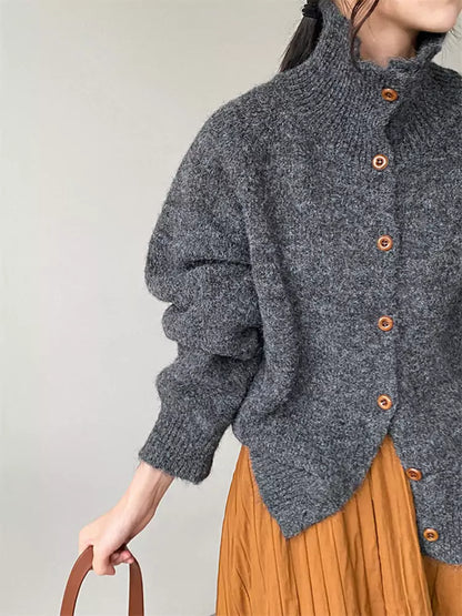 Cárdigan verde con cuello alto, acogedor y elegante