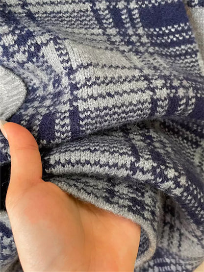 Minimalistisches, hochwertiges Damen-Strickkleid mit Farbblockdesign, V-Ausschnitt und Karomuster