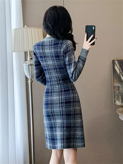 Minimalistisches, hochwertiges Damen-Strickkleid mit Farbblockdesign, V-Ausschnitt und Karomuster