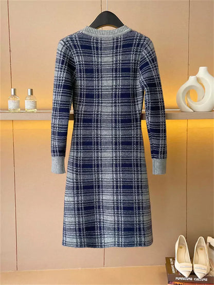 Minimalistisches, hochwertiges Damen-Strickkleid mit Farbblockdesign, V-Ausschnitt und Karomuster