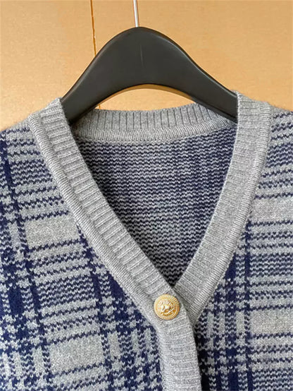 Minimalistisches, hochwertiges Damen-Strickkleid mit Farbblockdesign, V-Ausschnitt und Karomuster