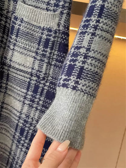 Minimalistisches, hochwertiges Damen-Strickkleid mit Farbblockdesign, V-Ausschnitt und Karomuster