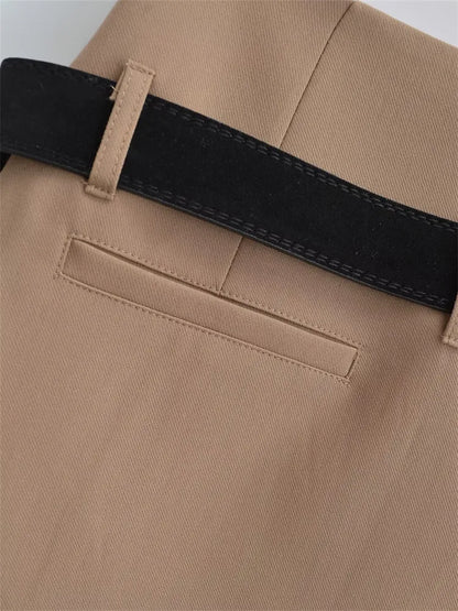 Hochtaillierter, gegürteter Faltenminirock